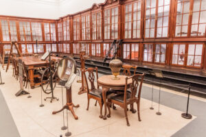 coimbra_room_with_ancient_scientific_instruments
