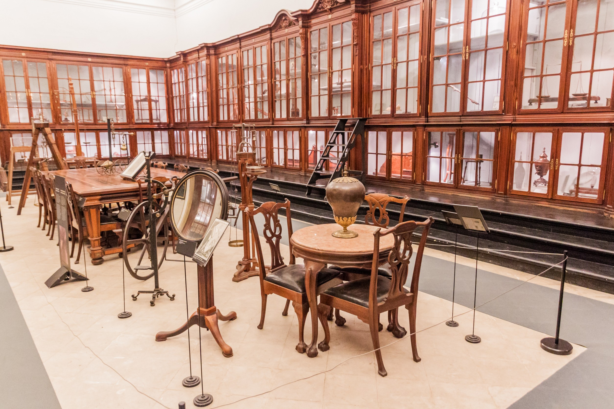 coimbra_room_with_old_scientific_instruments