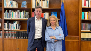 Presidente do Conselho Diretivo da FCT, Madalena Alves, e Diretor Executivo da JPI Oceans, Thorsten Kiefer na biblioteca da FCT