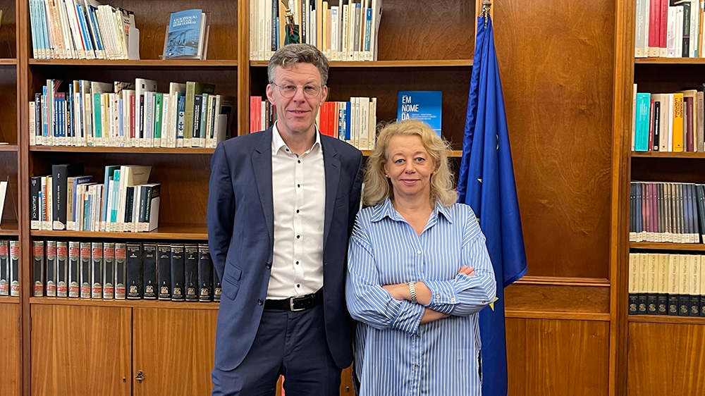 President of the Board of Directors of the FCT, Madalena Alves, and Executive Director of JPI Oceans, Thorsten Kiefer in the FCT library