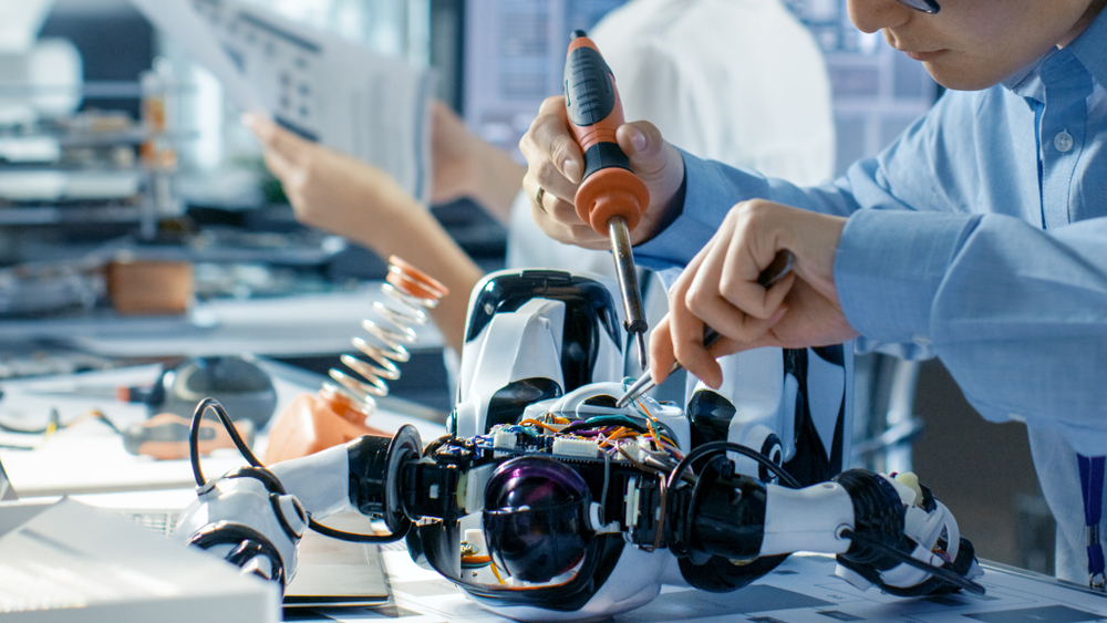 Ambiente de laboratório com especialistas a trabalhar