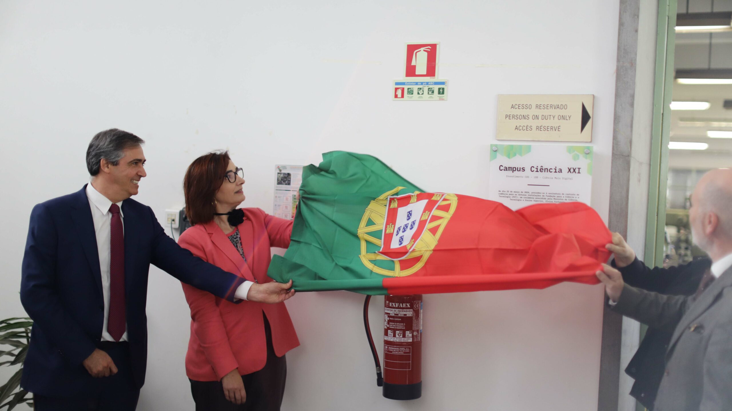 Unveiling of the plaque next to the future FCT facilities