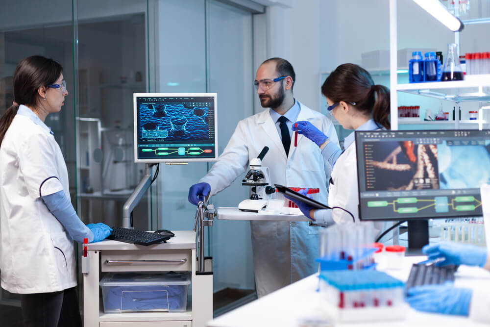 Investigadores a trabalhar em ambiente de laboratório