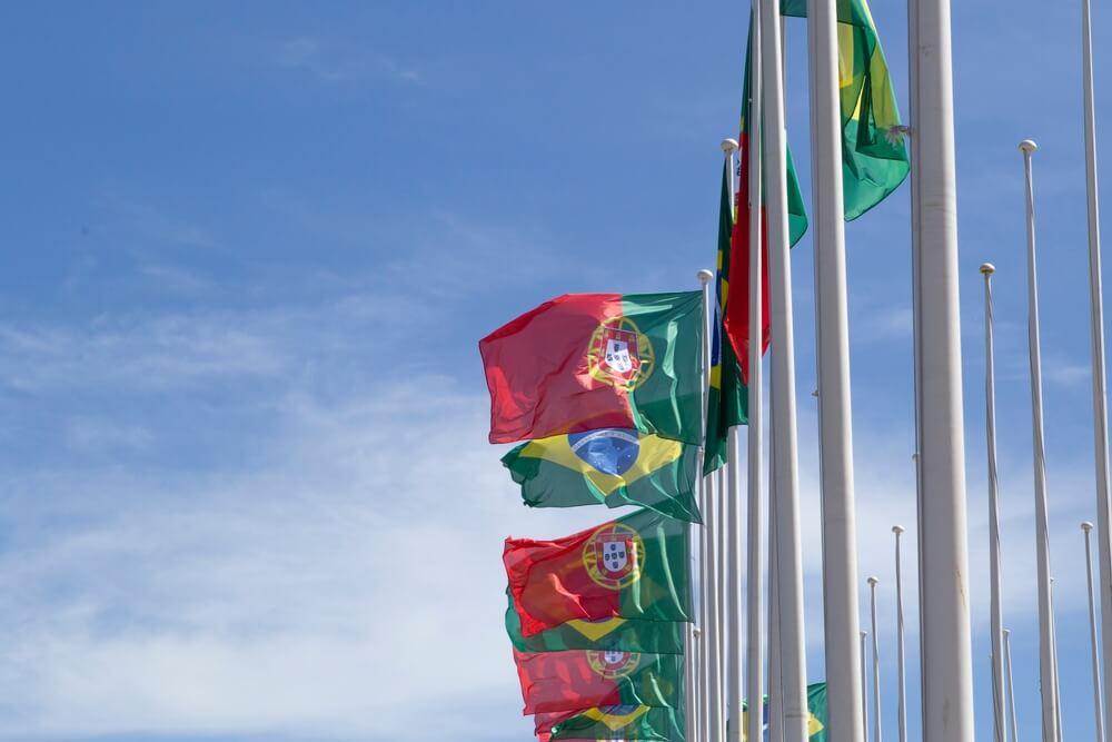 Bandeiras de Portugal e Brasil hasteadas