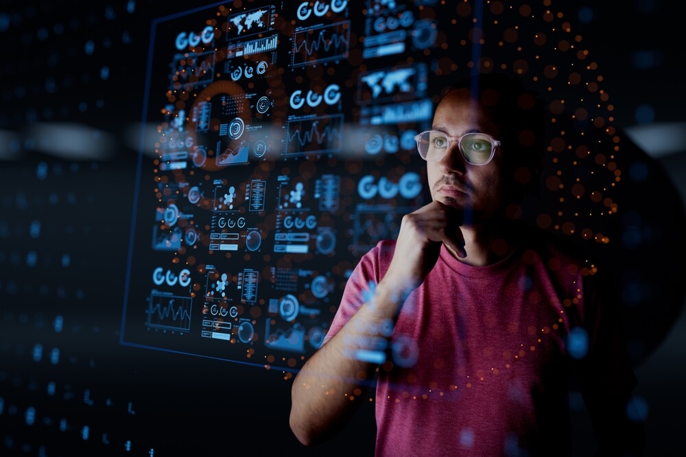 Homem observa dashboard futurista e analisa dados