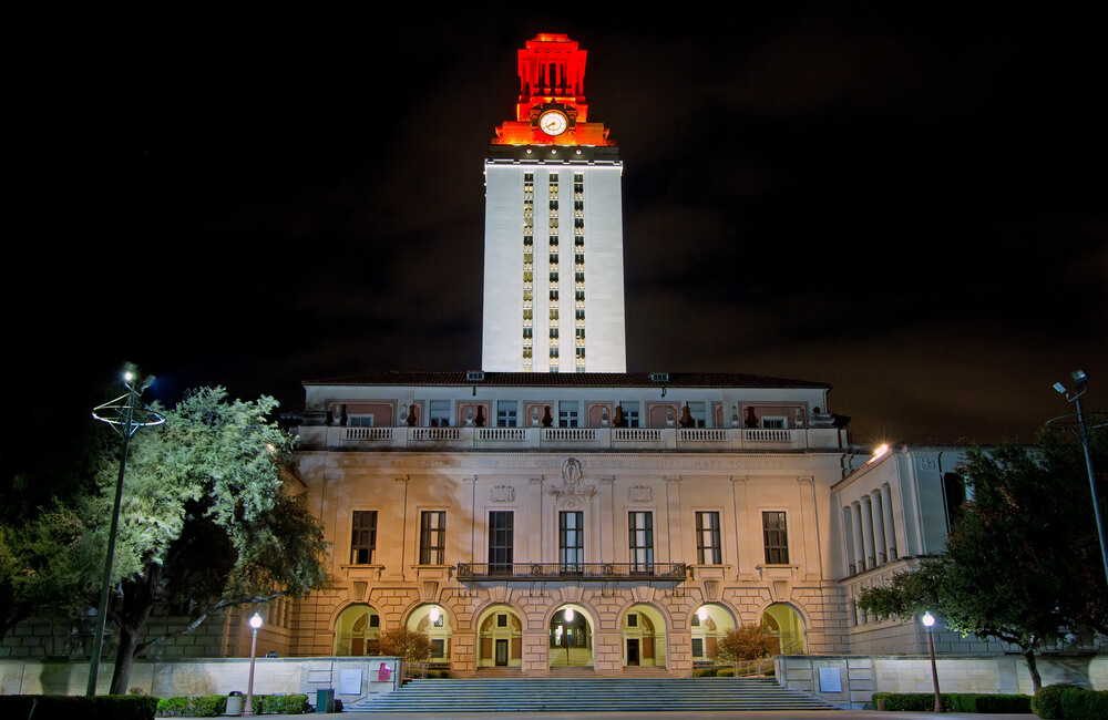 Torre da Universidade de Texas iluminada à noite