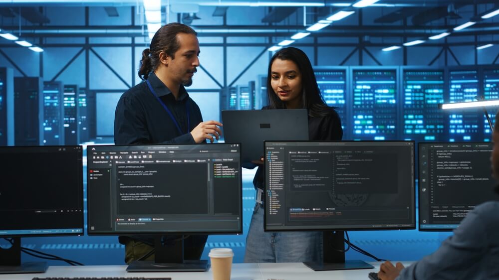 Datacenter com dois programadores a operar em terminais