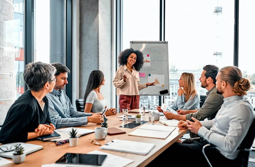 Fotografia com pessoas a reunir no ambiente de reunião de trabalho