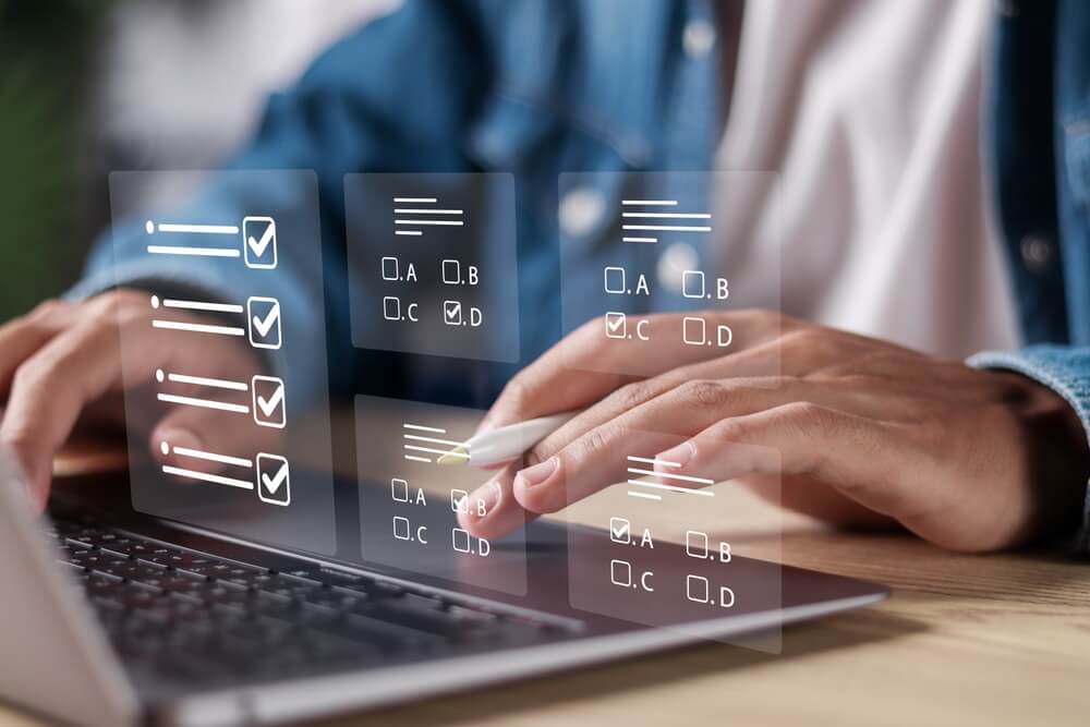 Conceito de formulário digital com utilizador a interagir com holograma