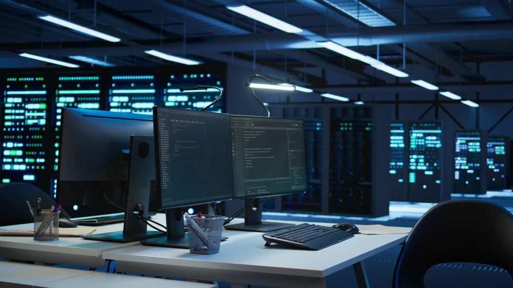 Empresa de data center com sistemas de rede instalados usados para gerenciar mainframes. Código em execução em computadores na sala de servidor futurista usada para supervisionar o equipamento