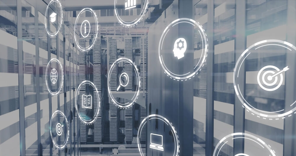 Ícones flutuantes de interface digital iluminando o corredor do data center