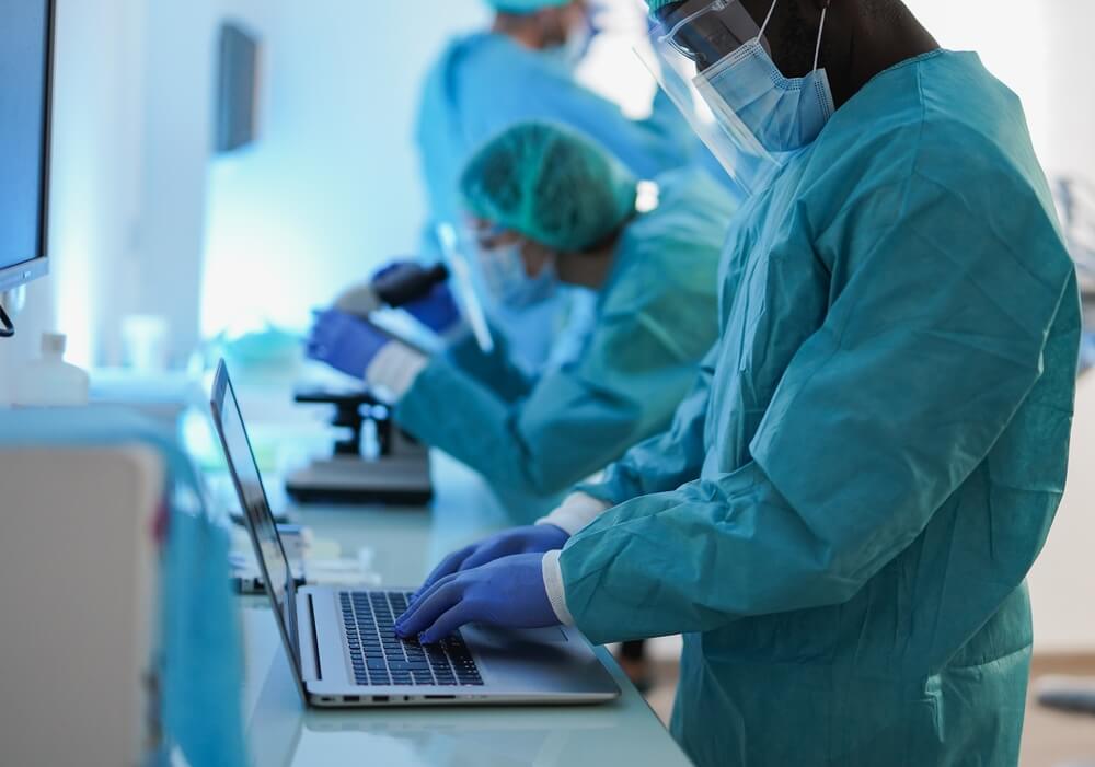 Profissionais médicos a trabalhar em ambiente de laboratório