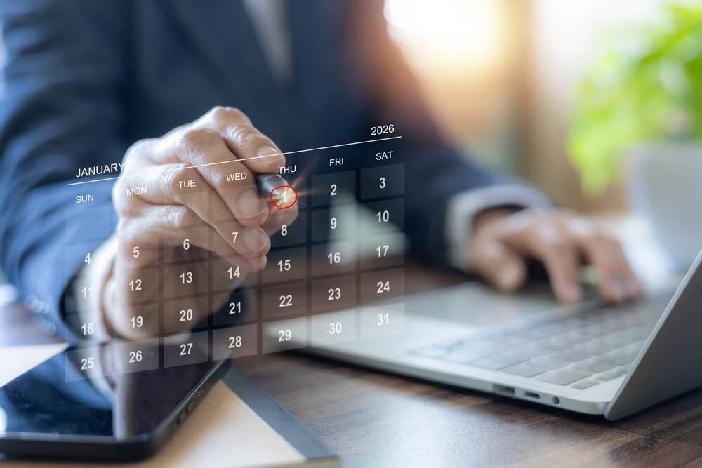 Empresário usar stylus tocando calendário virtual