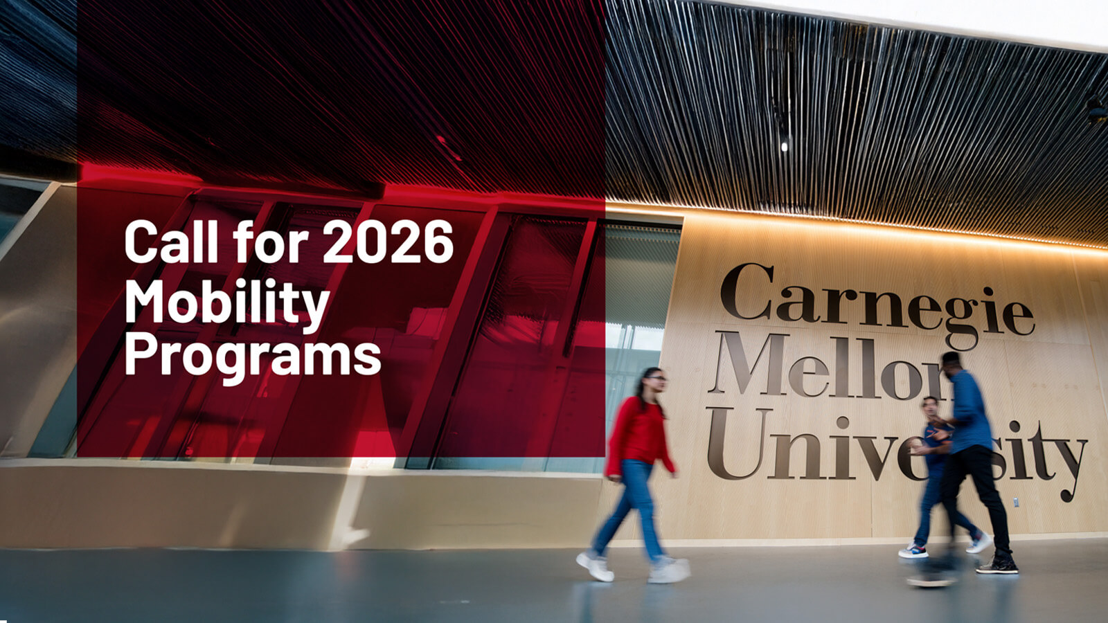 Imagem alusiva às Iniciativas de Mobilidade CMU-Portugal 2026 com estudantes a passar num átrio da Carnagie Mellon University