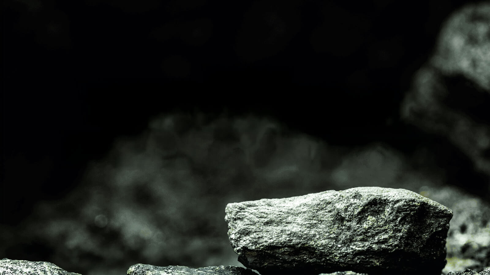 Fotografia de uma rocha que representa raw materials