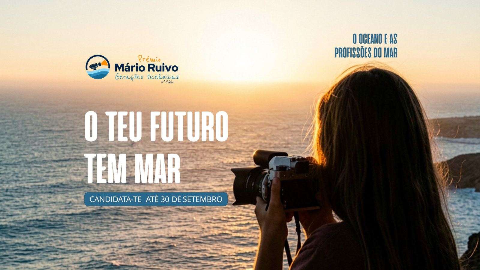 Jovem a filmar o mar ao por do sol, foto alusiva ao Prémio Mário Ruivo 2026