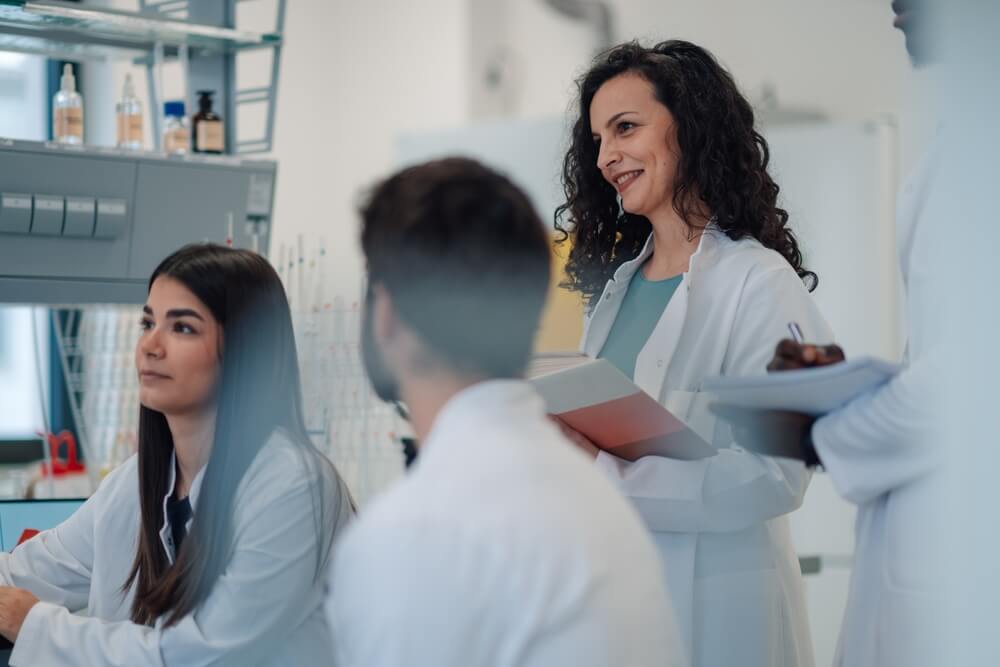 Grupo de investigadores a trabalhar num contexto de laboratório