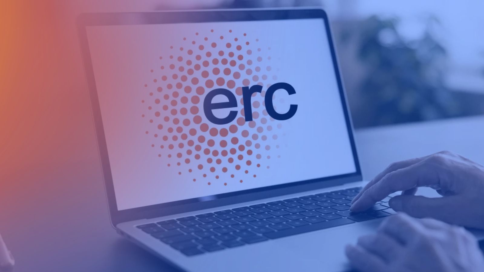 Computador portátil sobre uma mesa, com mãos a utilizar o teclado. No ecrã surge o logótipo do ERC ao centro, composto pelas letras “erc” sobre um padrão circular de pontos. A imagem tem um gradiente nas cores vermelho e azul.
