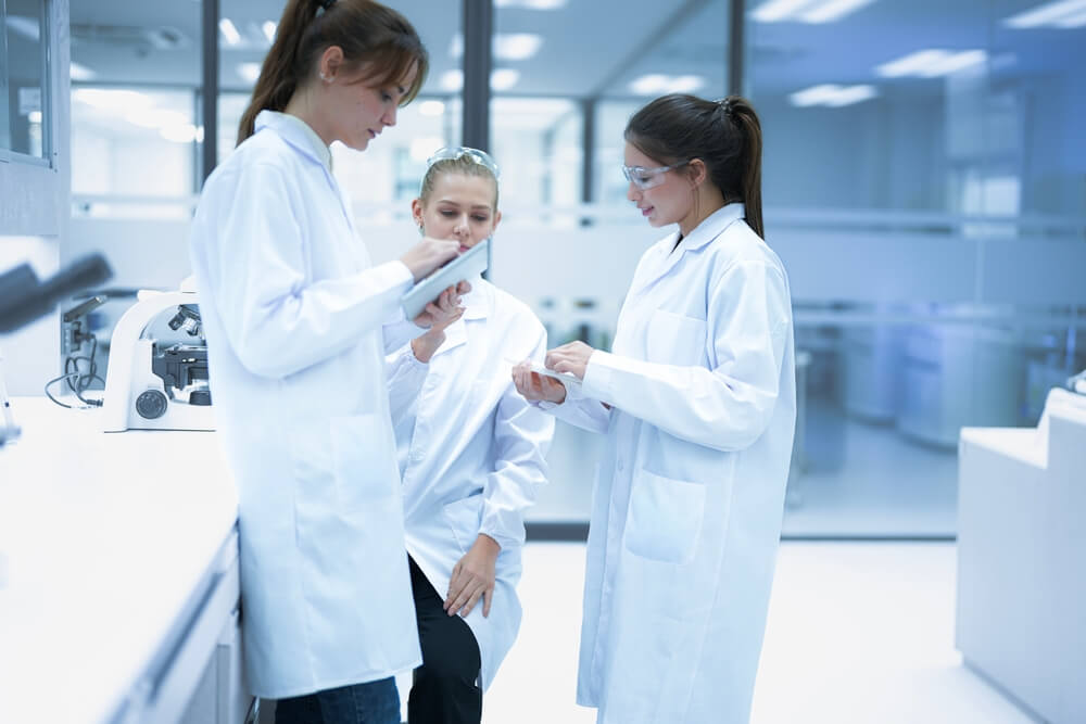 Investigadores em ambiente de laboratório a partilhar dados