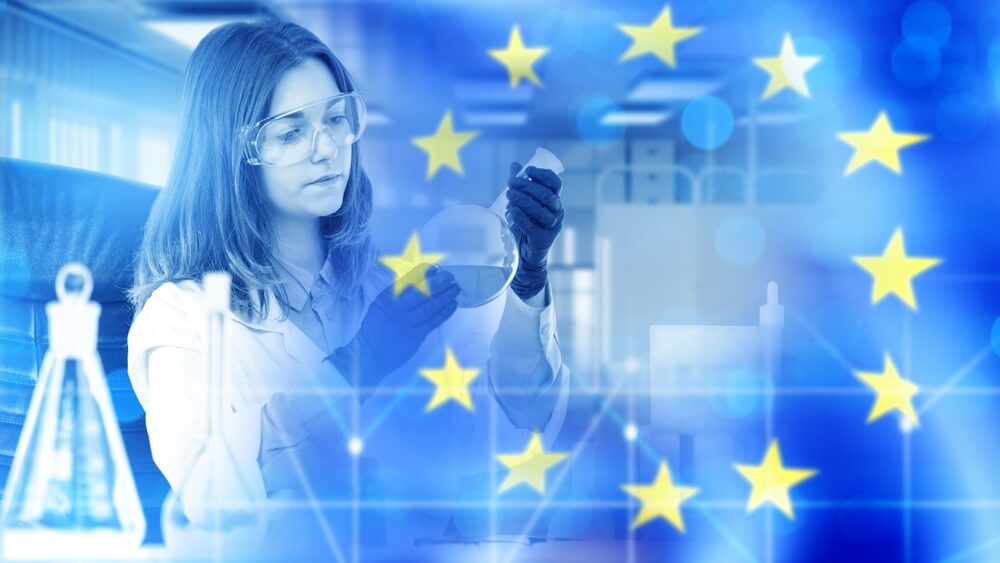 Investigadora em ambiente de laboratório com elementos gráficos da União Europeia