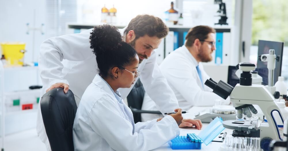 Equipa de investigadores a colaborar em ambiente de laboratório