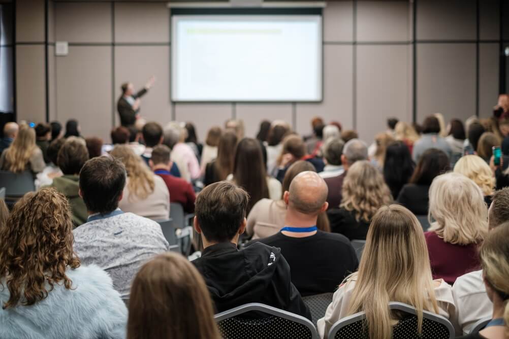 Audiência presente numa apresentação num contexto de evento.